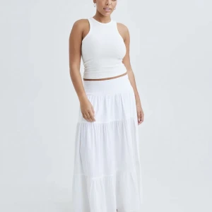 Lång kjol - Hej! Funderar på att sälja denna fina långkjolen, dock har jag lämnat in den så de sydde igen den lång slitsen, endast använd ett fåtal gånger💕 Man kan även köpa direkt för ett högre pris 