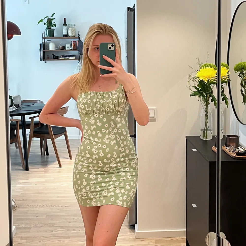 Grön blommig klänning med knytband över axlarna. Från en fransk butik, Outfitbook :) Superfin! Knappt använd då den inte passar 🤍. Klänningar.
