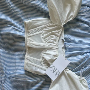 Zara topp - Säljer denna fina zara topp då jag råkat köpa två. Storlek s och aldrig använd. Köpt för 280 kr.