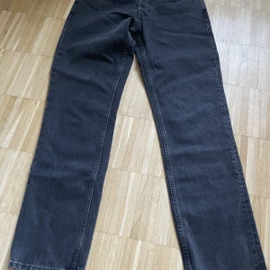 Jeans Zara - Jeansen är straight fit. Helt oanvända. 