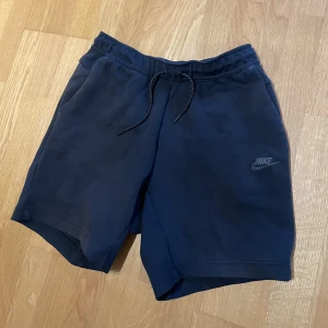 Svarta Nike tech shorts  - Säljer mina svarta Nike tech shorts som var för korta på mig. Storlek S 9/10 skick 