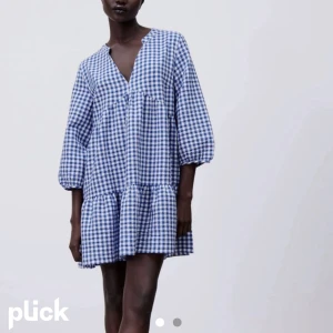 Zara klänning  - Populär och eftertraktad klänning från zara! Storlek L men sitter som S. Perfekt på mig som är S/36. Säljer pga den inte kommer till användning mer! Bra skick 🧡