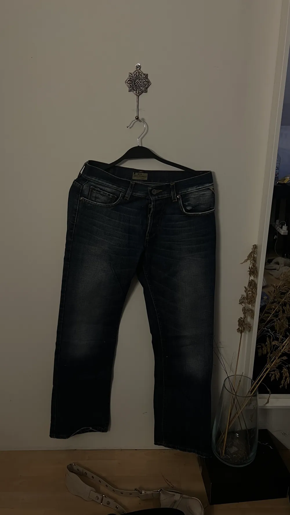 Lågmidjade vintage jeans som är i storlek S/M funkar för både tjej och killar.. Jeans & Byxor.