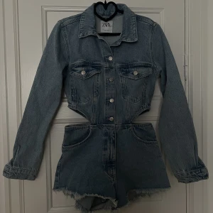 Jeans jumpsuit - Säljer denna populära jeans jumpsuit fr zara. Endast använd 1 gång, står att den är storlek ”XL” men den är felmärkt. Är egentligen en xs-s