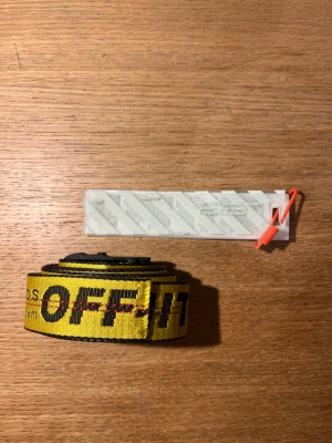 Äkta Off-white bälte  - Off-white bälte.  Storlek: one size  Anledning: Använder inte längre  Skick: 8/10