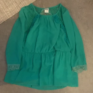 Blus från vero Moda  - Grön blus från Vero Moda. Strl S