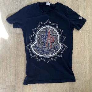 Moncler T shirt - Bra skick storlek M