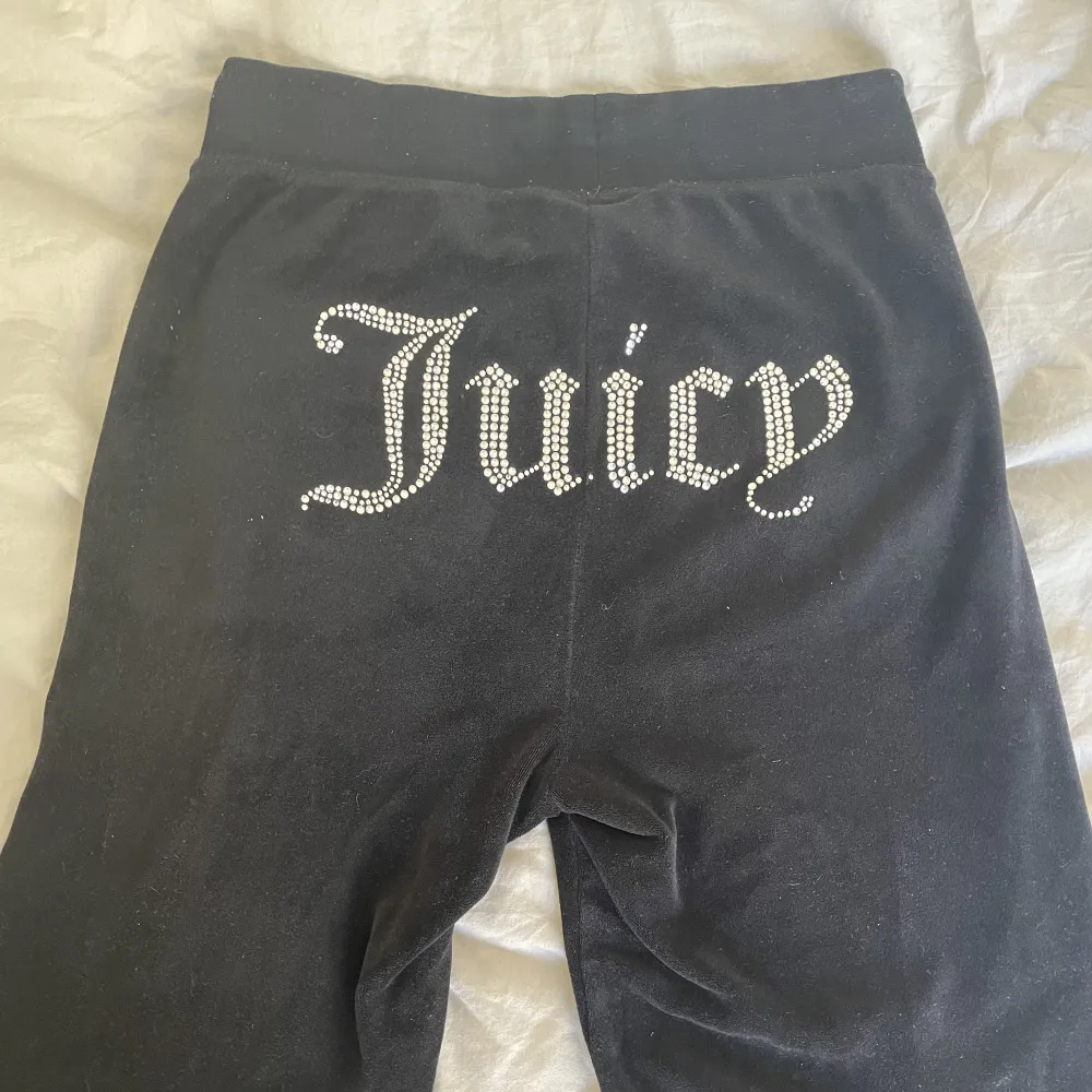 Juicy byxor som inte används längre. Finns inga defekter som jag vet om men skriv om ni vill veta extra🖤🤍. Jeans & Byxor.