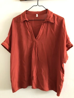Silk blouse nice brick colour - Good condition, relaxed fit silk blouse with details on the arms. The size is small but it fits M and Large too.