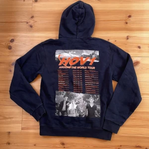 HOV1 hoodie - Hov1 hoodie från deras turné. Helt oanvänd, bara legat i min garderob. Oversize fit.