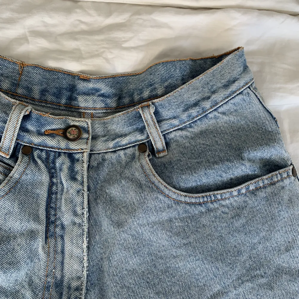 Vintage inspirerande shorts med supersöt knapp. Jeans & Byxor.