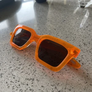 Solglasögon Lugi Crespo X SWIMS - Audace solglasögon av Lugi Crespo x SWIMS Nypris: 1200kr Helt oanvända och nyskick men saknar påse att ha solglasögonen i  Skriv för fler bilder👍