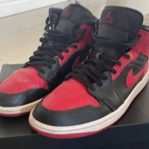 Jordan 1 - Säljer mina Jordan 1 mid banned i storlek 44/5! Dom är i helt okej skick. Jag säljer dom för 750kr eller högst bjudande 