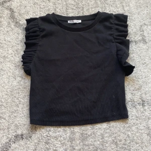 Svart volang tröja - En jätte fin svart volang tröja från zara🤘🏼💘, passar till allt💕