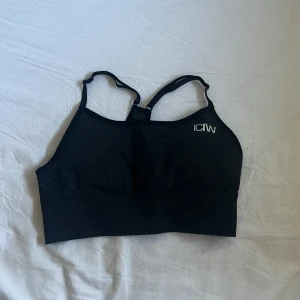 Sport-bh  - Säljer en helt ny sport-bh från ICIW! Storlek M. 