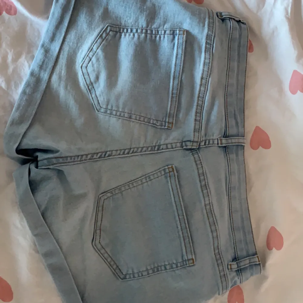 säljer dessa jättefina ljusa shorts då dom e lite stora på mig 💞 storlek 38 (36/38) 💞 använd gärna köp nu ‼️. Shorts.
