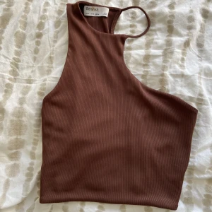 Brun Croptop  - Fin Croptop med cutout detalj. 