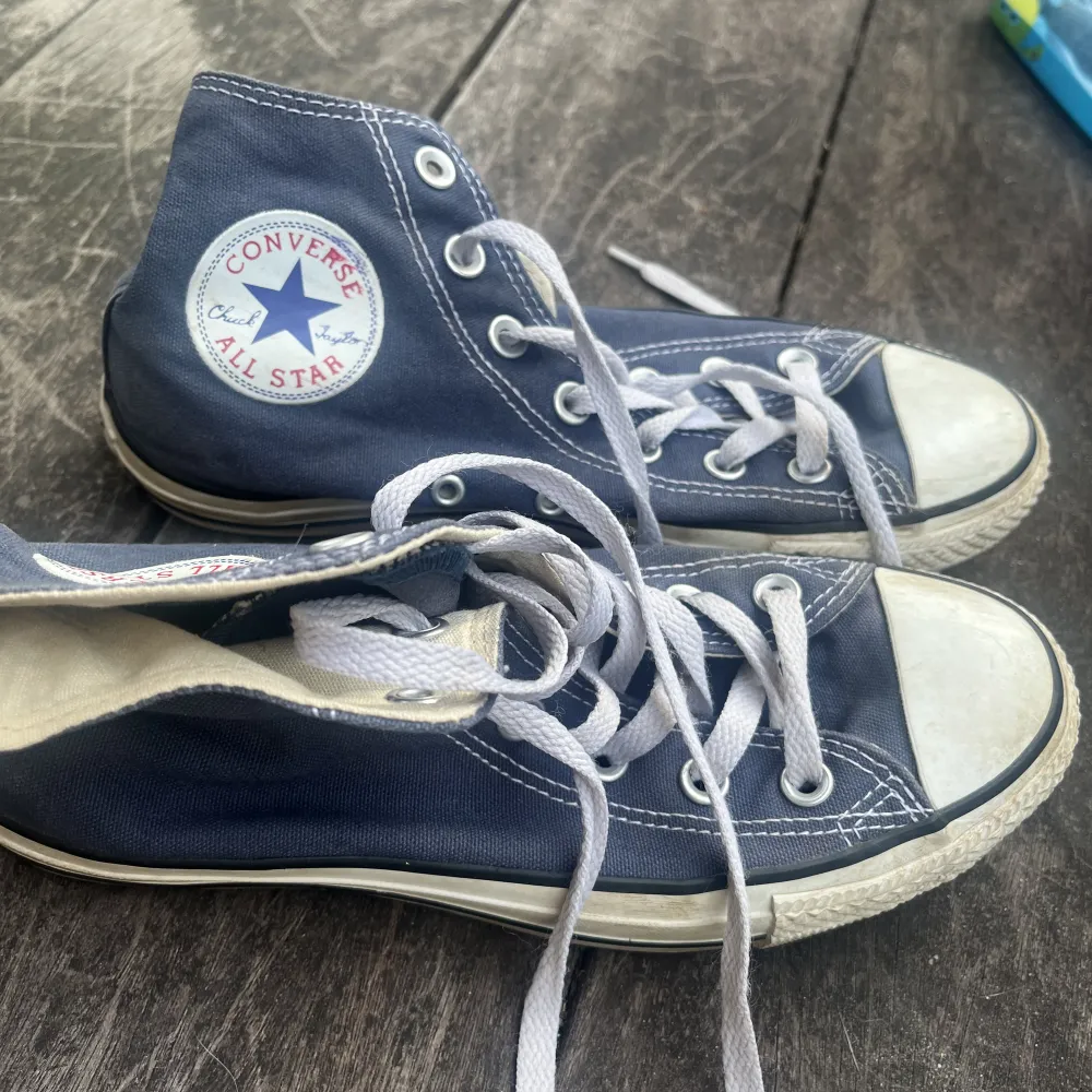 Blåa converse! Använts flera gånger men i bra skick. Frakt tillkommer. (Åker iväg i några dagar så skorna kommer ej kunna skickas förens på tisdag 4/7). Skor.