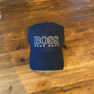 Boss keps - Jag säljer min gamla boss keps som knappt är använd.  Nypris 500kr Säljer för 250kr Kan mötas upp i vallentuna och Täby 
