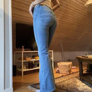 Jättefina jeans, flitigt använda. Passar inte i storlek optimalt nu, ändrats en del i kroppen. Är långa!! Är 176 cm låg. 