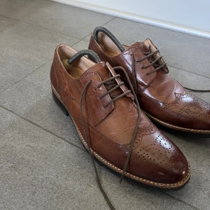 Fin skor - Skor i äkta läder ifrån Dahlin. Aldrig använda, endas provade. Nypris ca 2000kr.