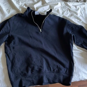 Zara tröja  - Vill sälja tröja då den inte passa så bra just mig den är i storlek S har aldrig använt den bara testat skulle säga 9/10 skick om inte mer pris kan diskuteras 