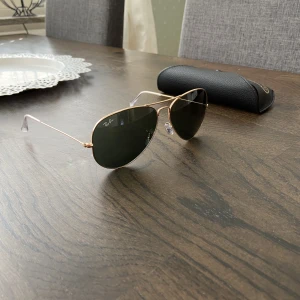 Ray-Ban solglasögon  - Ray-Ban solglasögon som jag inte använder längre.