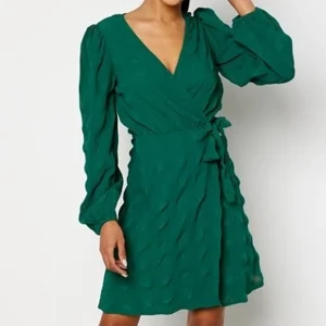 Wrap Dress - Säljer min klänning som är endast testad. Skicket är i nyskick.