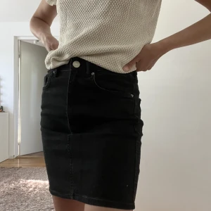 Oanvänd jeanskjol från Zara - Oanvänd svart jeanskjol från Zara, som ny! Storlek XS✨💕