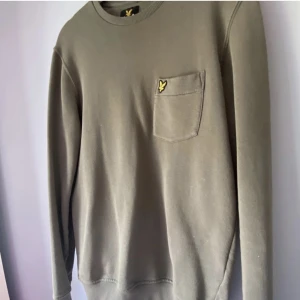 Sweatshirt  - Säljer denna fina tröja för ett kanonpris. Mycket bra skick och inte använd så ofta!