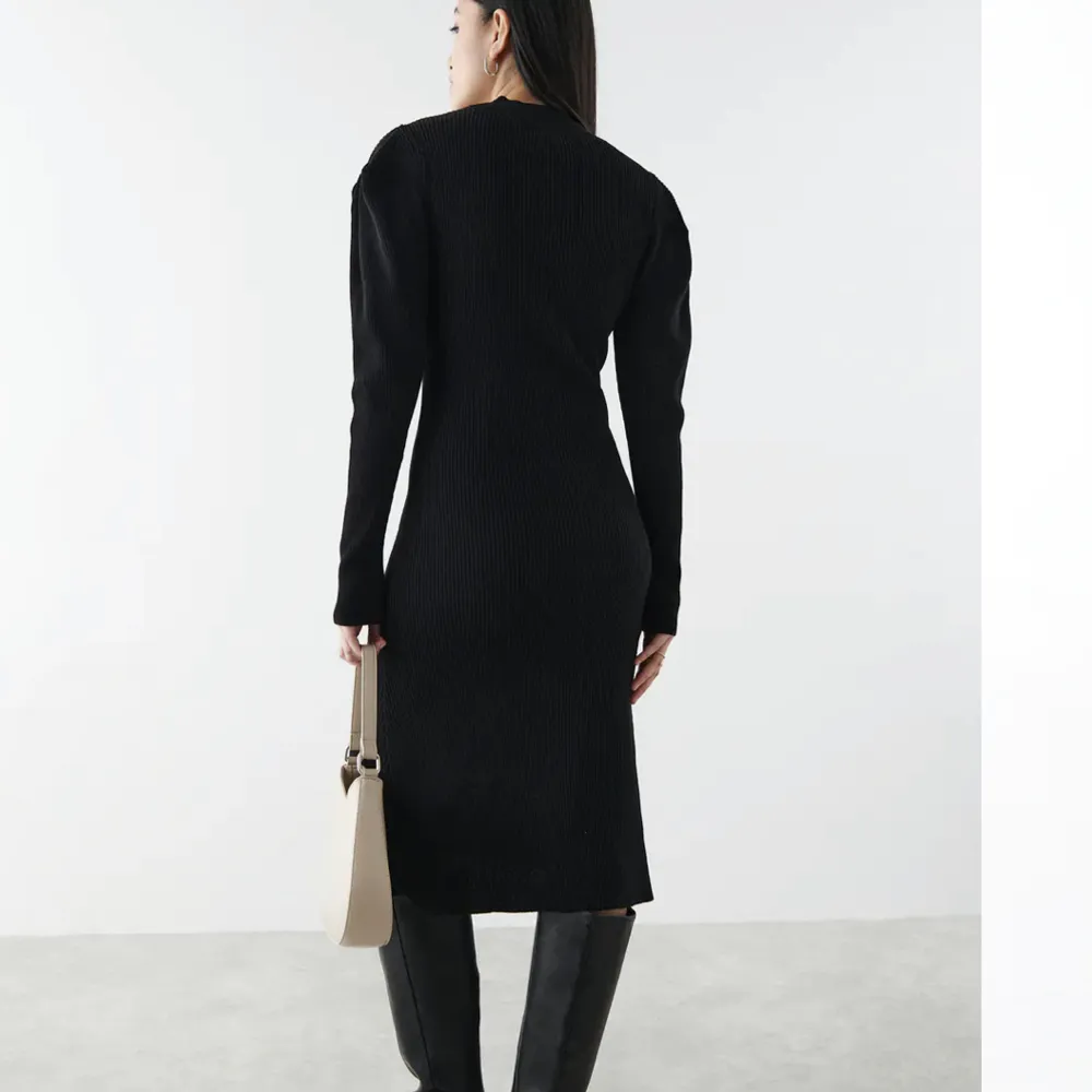 Jättefin svart stickad klänning från Gina Tricot i storlek XS, perfekt nu till sommaren, är 1,75 och den sitter perfekt men eftersom är en klänning så kan även längre och kortare personer ha den. Säljer då jag redan har väldigt många svarta klänningar. Klänningar.