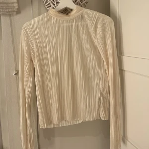 Blus  - Säljer min superfina blus från Gina Tricot, oandvänd så i fint skick!