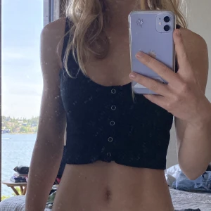 Topp - Svart topp från Urban Outfitters. Bra skick