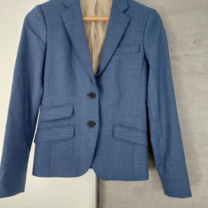 Kavaj  - Kavaj endast 1 kvar nypris över 2000kr passar mig som är S har 2 av den själv säljes för 500kr endast kap 