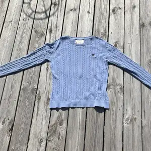Säljer min stickade blåa tröja från Bondelid. Tröjan är väldigt fin till våren och sommaren och passar perfekt för när man fryser på kvällen. Tröjan har ett litet hål i den ena armhålan (se tredje bilden)