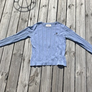 Snygg stickad blå tröja  - Säljer min stickade blåa tröja från Bondelid. Tröjan är väldigt fin till våren och sommaren och passar perfekt för när man fryser på kvällen. Tröjan har ett litet hål i den ena armhålan (se tredje bilden)