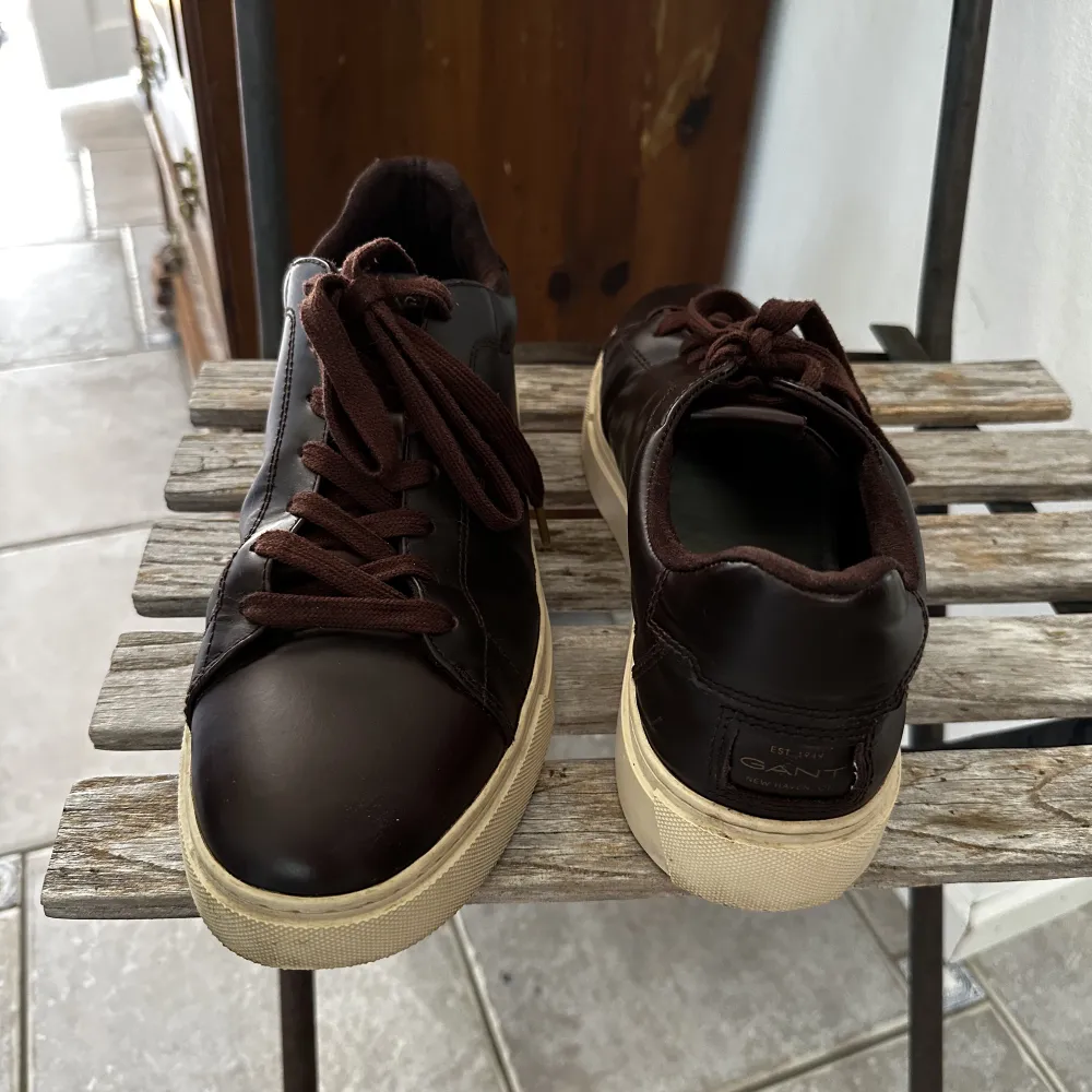 Stilrena sneakers från gant, använda ett fåtal gånger, inga fel på skorna, mycket bra skick Ordinarie pris: 1600kr . Skor.