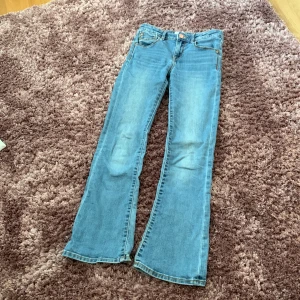 Flare jeans  - Säljs för att dem är för korta för min smak. Normal waist, ingen skada på byxorna.