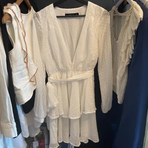 Studentklänning - Klänning från lioness, inköpt förra året och aldrig använd🥰Strl M, men skulle säga att den funkar även för den som har storlek S då man knyter den runt midjan 🩷  Nypris 800kr