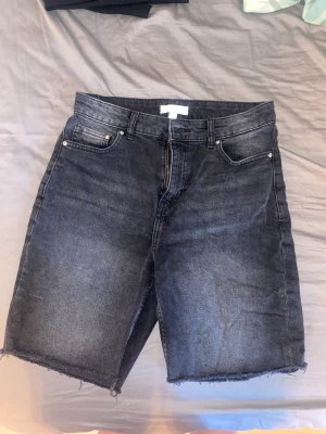 Jeansshorts  - Snygga jeansshorts som jag köpte från Sellpy förra våren men inte satt som jag tänkte De är inte använda av mig och är i mycket bra skick enligt sellpy Skriv gärna om ni har frågor eller vill se fler bilder! 🌸