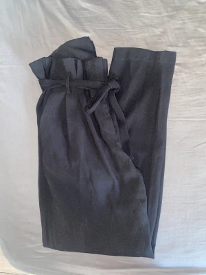 Byxor - Snygga kostymbyxor med knytning i midjan, säljer då de har blivit för små för mig Endast använda ett fåtal gånger men har fixat ena fickan då den var lite konstig (var så när jag köpte) men annars i bra skick Skriv gärna om ni har frågor!🌸