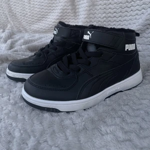 Puma Rebound Joy Fur Junior. Storlek 34 - Höst/vinterskor med fodrad insida.   Felbeställning med bortglömd retur, endast använda genom att ha provgått   Nypris: 499