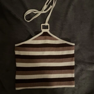 randigt linne  - från h&m och knyts bakom nacken, knappt använd så är i nyskick. 