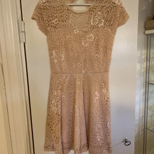 Ljusrosa spetsklänning  - Ljusrosa klänning från Vero Moda. Perfekt till skolavslutning eller sommaren. Bra skick, bara använd 2 gånger!