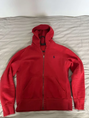 Ralph Lauren  - En röd polo zip hoodie i grymt skick Storlek S Köpt på CareofCarl    Säljer pga växt ur  