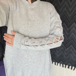 Sweatshirt med detalj - Sweatshirt med snörning