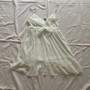 Babydoll klänning - Står storlek L men skulle säga att det är en medium. Går också att justera i bandet lite🤍