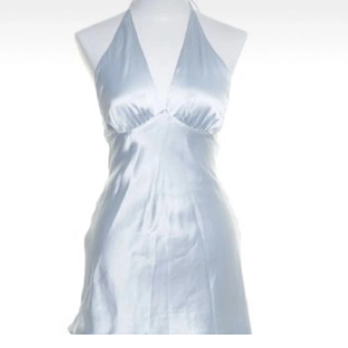 Blå satinklänning med öppen rygg