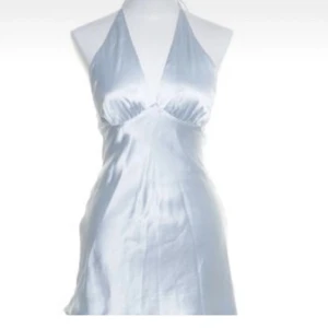 Blå satinklänning med öppen rygg - Så så söt till sommaren. Älskar den öppna ryggen men den passade int enig. Helt ny. Den är i m och va lite stor för mig som vanligtvis har den storleken. Köp nu går bra❤️