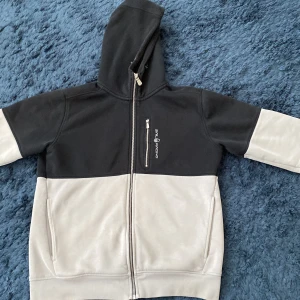 SAIL RACING tröja Storlek M - Sail racing tröja halv svart halv grå säljs i storlek M. Använd några gånger och säljs nu för 500 kr. Den är i bra skick. För kontakt av tröjan skriv till 0739391975